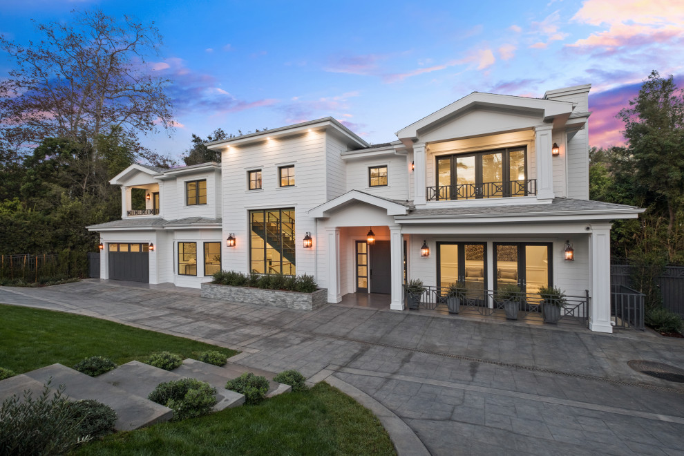 Example of a transitional exterior home design in Los Angeles