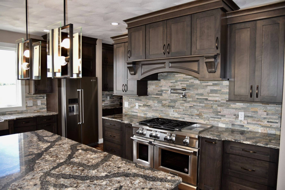 This is an example of a mid-sized transitional kitchen in Chicago.
