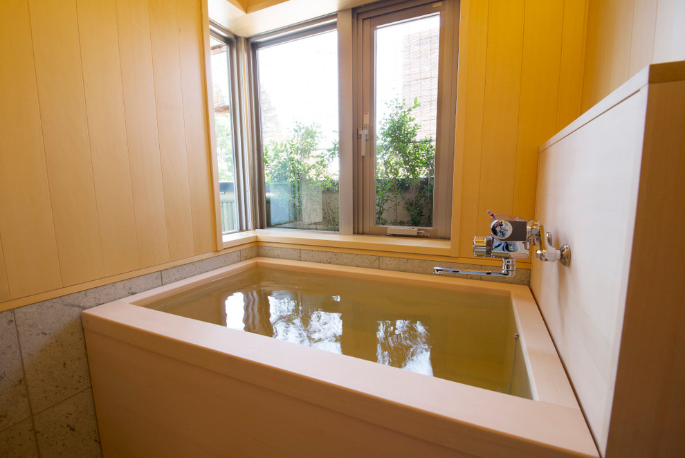 Ispirazione per una stanza da bagno con pareti beige e pareti in legno