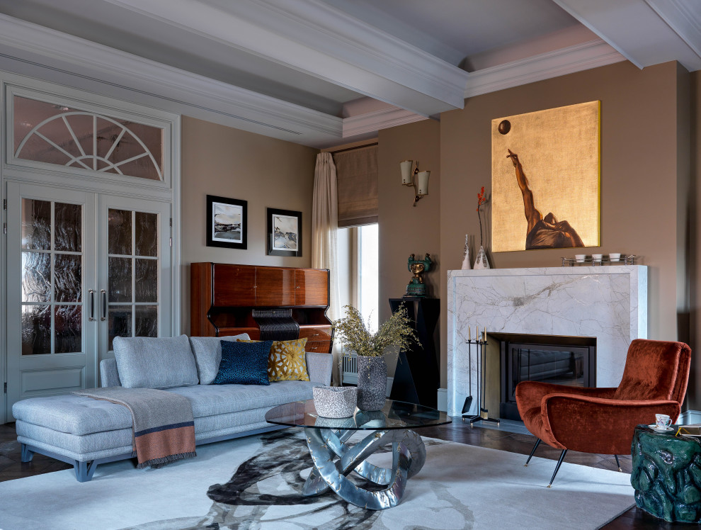 Источник вдохновения для домашнего уюта: огромная изолированная гостиная комната в стиле фьюжн с коричневыми стенами, темным паркетным полом, стандартным камином и коричневым полом