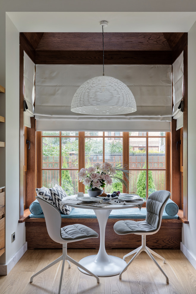 Идея дизайна: большая гостиная-столовая в современном стиле с полом из керамогранита, белым полом и деревянным потолком