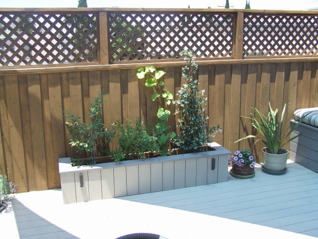 Inspiration for a modern deck in Los Angeles.