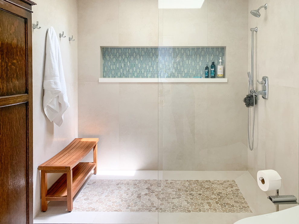 Пример оригинального дизайна: ванная комната среднего размера в стиле неоклассика (современная классика) с фасадами с выступающей филенкой, белыми фасадами, открытым душем, биде, белой плиткой, керамогранитной плиткой, белыми стенами, полом из керамогранита, душевой кабиной, врезной раковиной, столешницей из искусственного кварца, белым полом, открытым душем, белой столешницей, нишей, тумбой под две раковины и встроенной тумбой