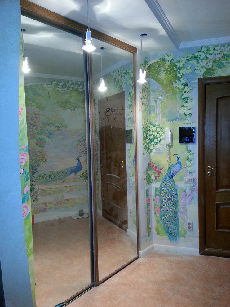 Комбинация светящихся красок и традиционной живописи