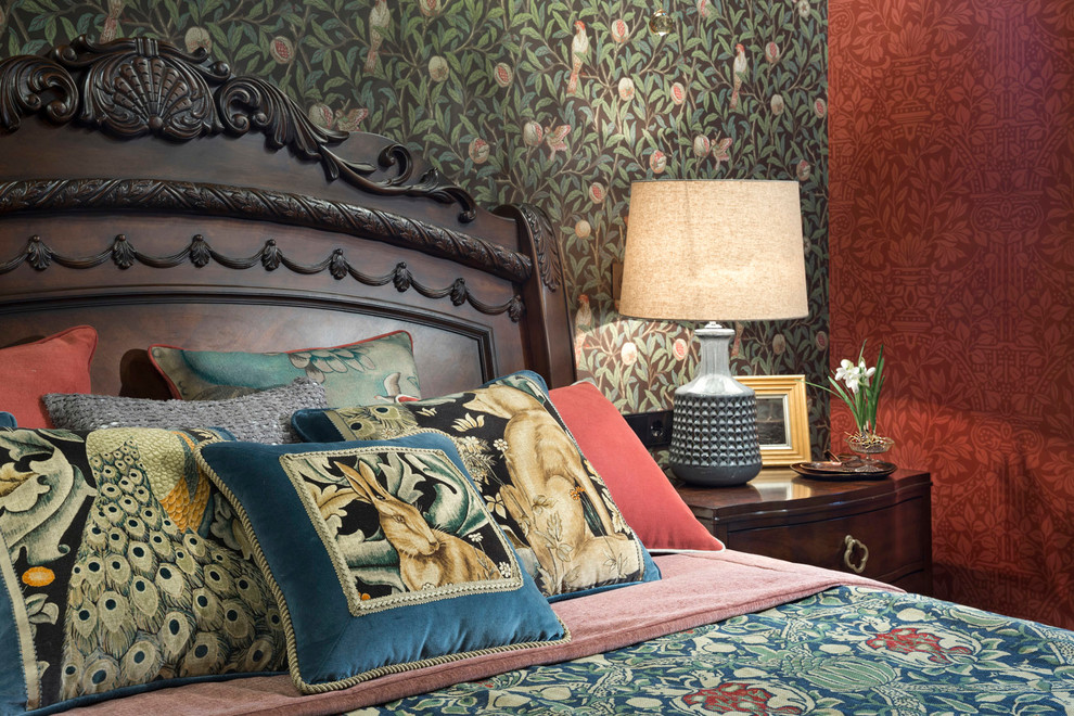 Идея дизайна: хозяйская спальня среднего размера с красными стенами, темным паркетным полом и коричневым полом