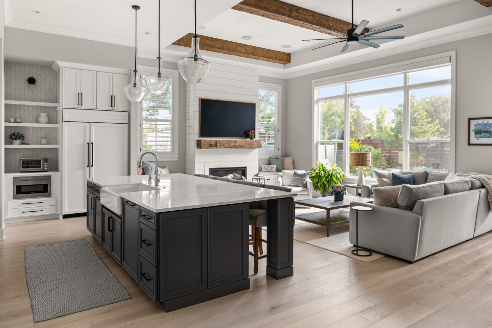 Kitchen - transitional kitchen idea in Orlando