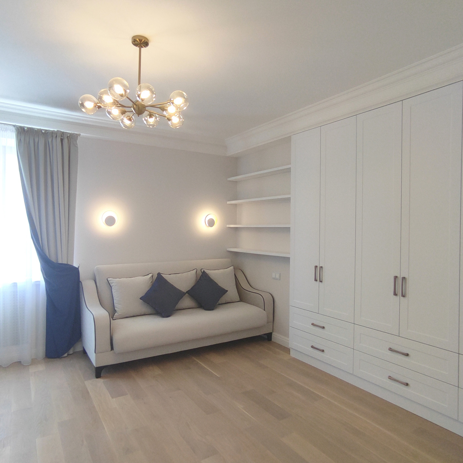 Двухуровневая светлая квартира в неоклассическом стиле