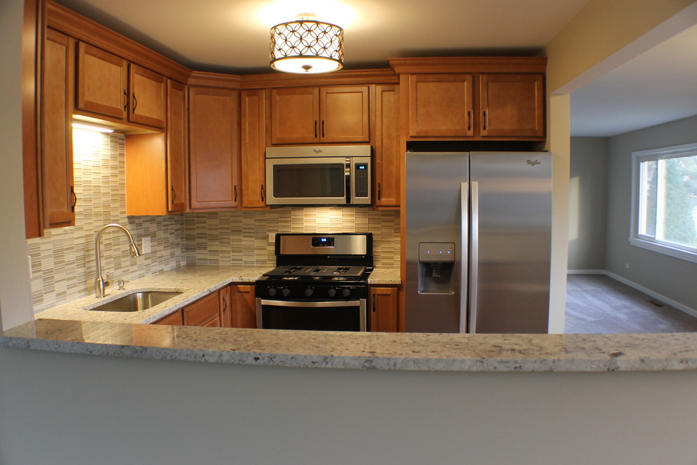 Kitchen - transitional kitchen idea in Chicago