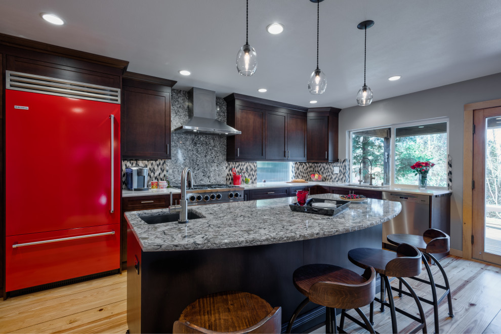 Eat-in kitchen - mid-sized rustic u-shaped light wood floor eat-in kitchen idea in Seattle with an undermount sink, shaker cabinets, dark wood cabinets, quartz countertops, multicolored backsplash, mosaic tile backsplash, colored appliances, an island and gray countertops