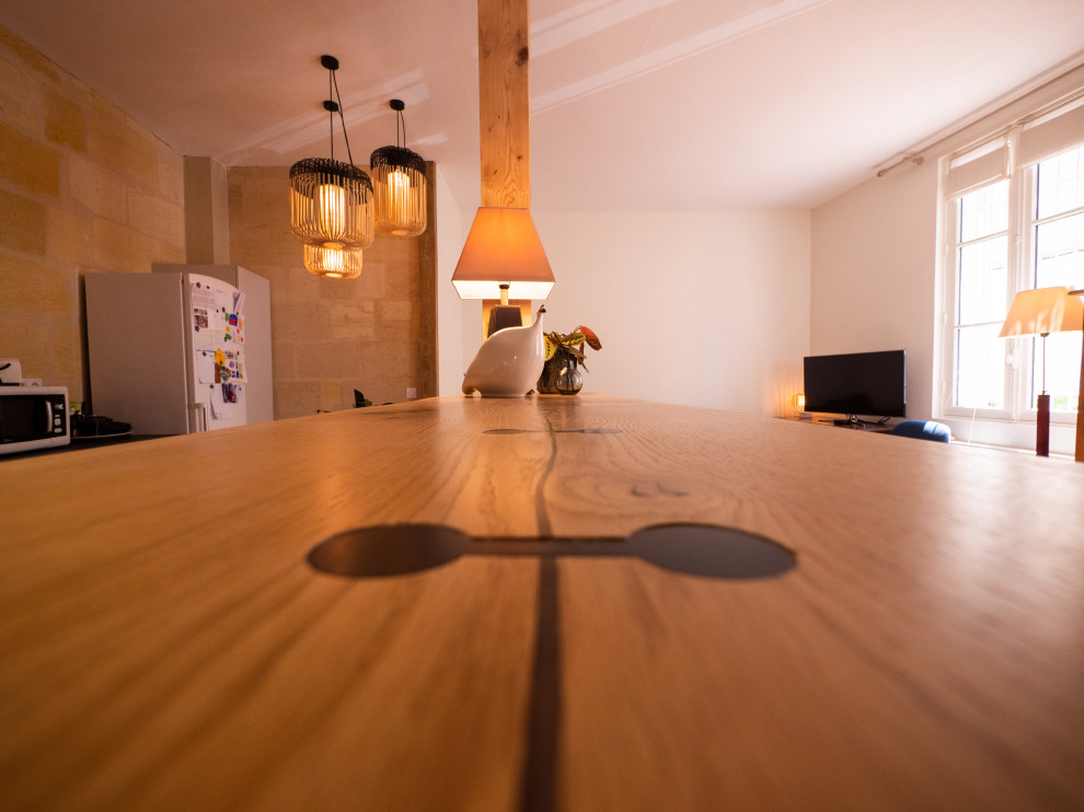 Mittelgroßes, Abgetrenntes Klassisches Wohnzimmer mit hellem Holzboden und weißem Boden in Bordeaux