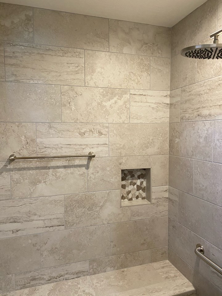 Inredning av ett eklektiskt mycket stort en-suite badrum, med en öppen dusch, beige kakel, porslinskakel, beige väggar, klinkergolv i småsten, flerfärgat golv och med dusch som är öppen