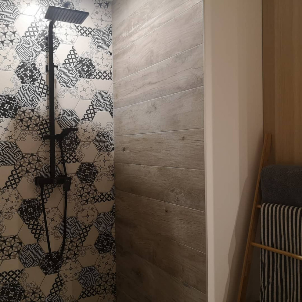 Diseño de cuarto de baño blanco y madera vintage con baldosas y/o azulejos blancas y negros, imitación a madera y suelo marrón