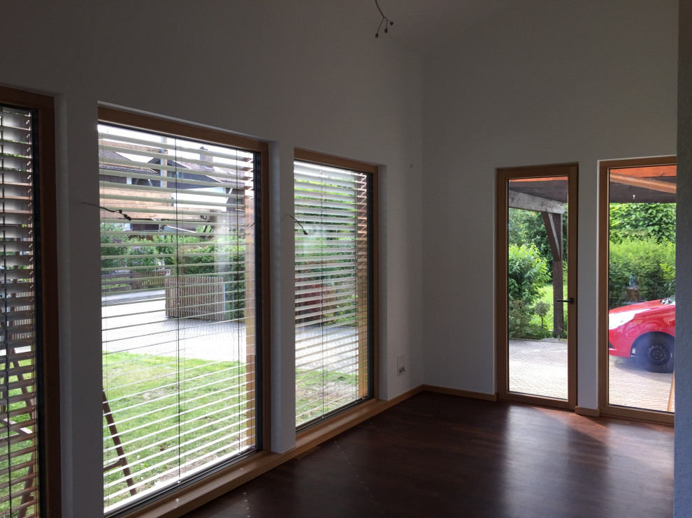 Kleiner Klassischer Wintergarten mit dunklem Holzboden, normaler Decke und braunem Boden in München