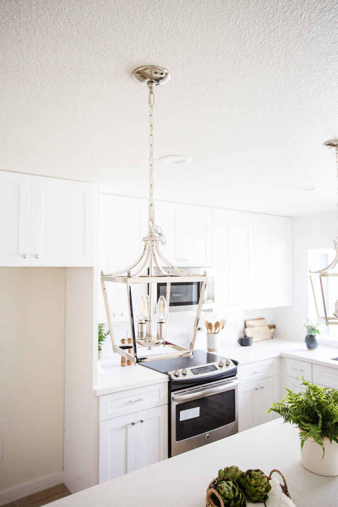Transitional home design photo in Phoenix