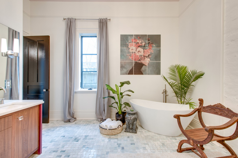 Bild på ett stort vintage vit vitt en-suite badrum, med möbel-liknande, skåp i mörkt trä, ett fristående badkar, en öppen dusch, grön kakel, keramikplattor, vita väggar, marmorgolv, ett undermonterad handfat, bänkskiva i kvarts och grönt golv