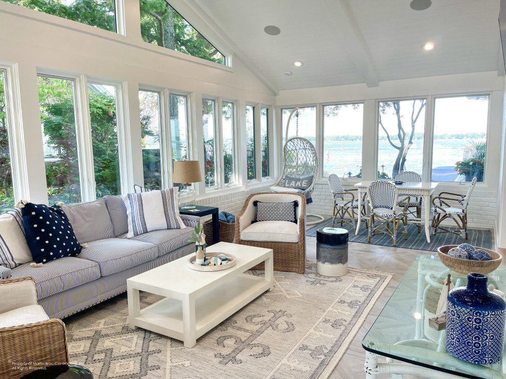 Idee per una grande veranda stile marinaro con parquet chiaro e pavimento beige