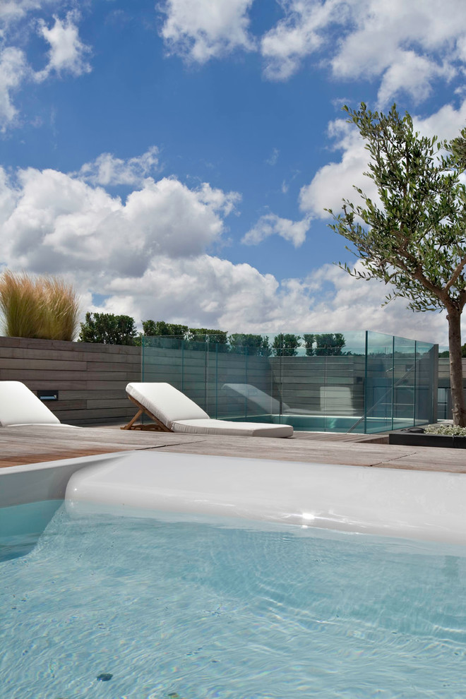 Photo of a contemporary pool in Rome.