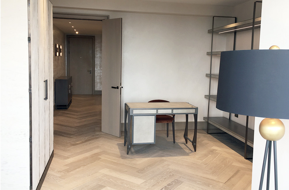 Imagen de despacho minimalista grande con paredes beige, suelo de madera en tonos medios, escritorio independiente, suelo multicolor y casetón