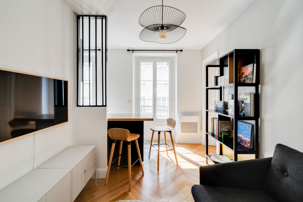 Idéer för ett modernt vardagsrum, med grå väggar och en väggmonterad TV