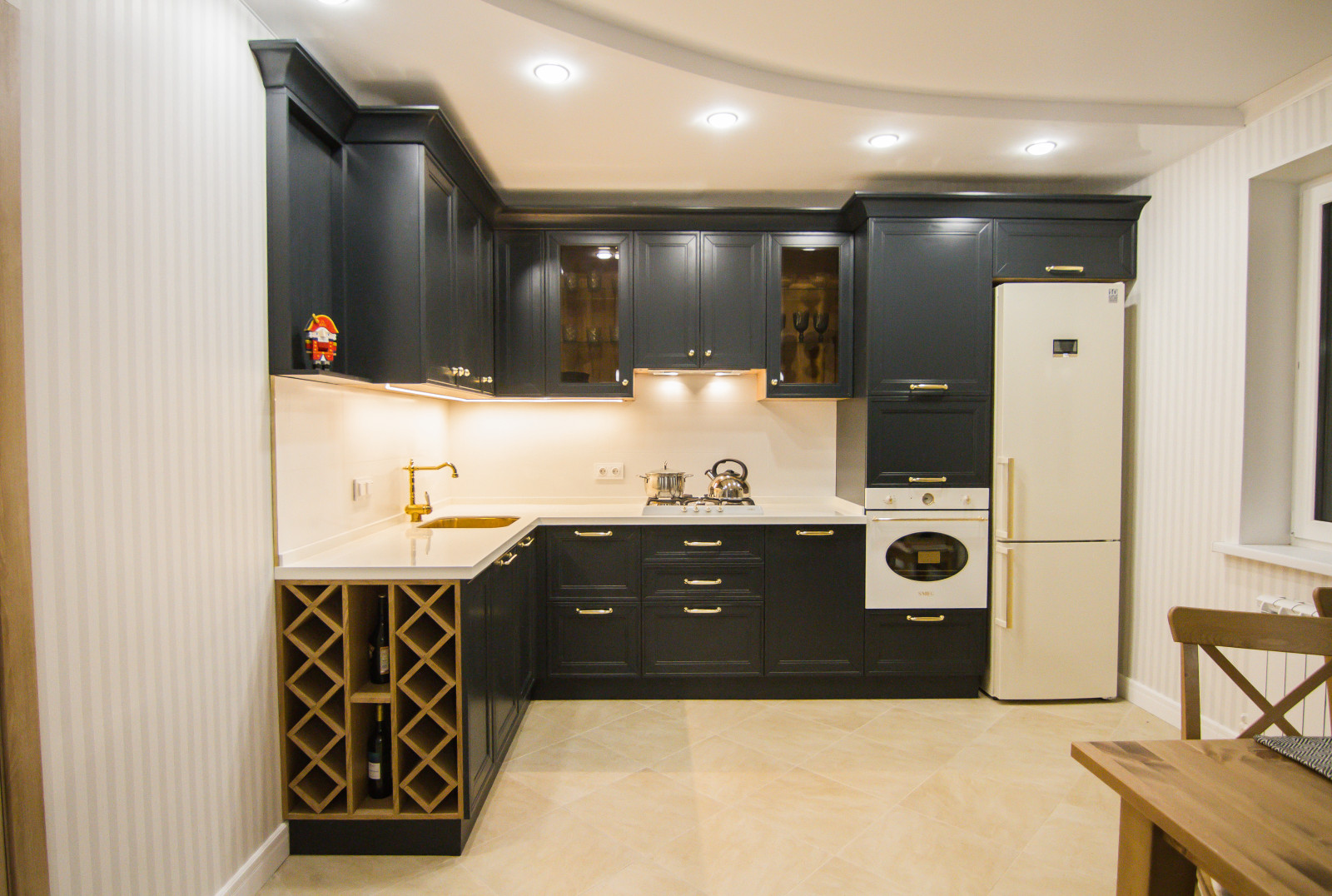 Черная кухня в стиле неоклассика