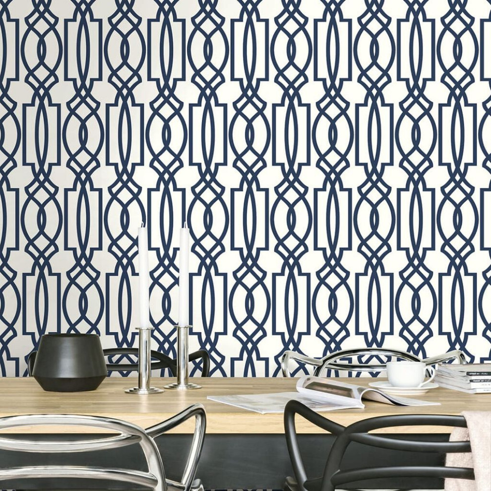 Idee per una sala da pranzo design con pareti blu e carta da parati