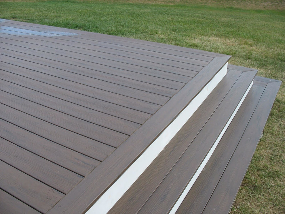 Inspiration for a mid-sized traditional backyard deck in Boston with no cover.