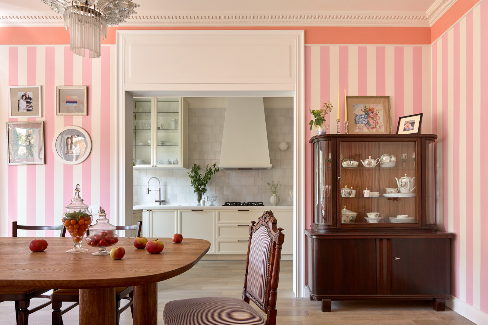 Столовая и кухня в розовую полоску