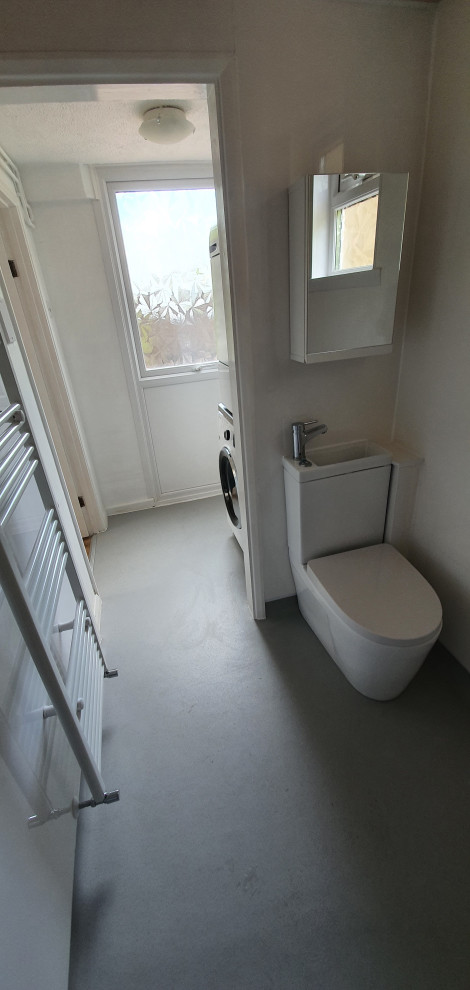 Foto di una stanza da bagno con doccia moderna di medie dimensioni con zona vasca/doccia separata, WC a due pezzi, pareti bianche, lavabo da incasso, pavimento grigio, toilette, un lavabo e pannellatura