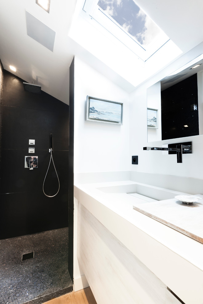Inspiration for a contemporary 3/4 bathroom in Lyon.