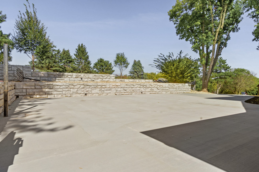 Inspiration for a mid-sized transitional full sun hillside driveway.