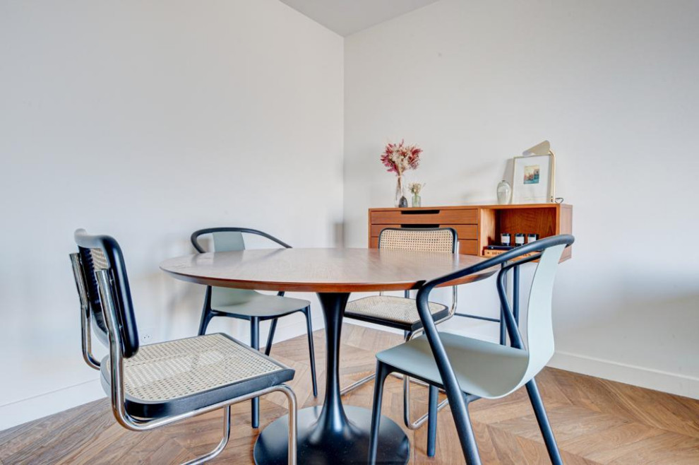 На фото: маленькая гостиная-столовая в стиле модернизм с белыми стенами, полом из сланца и коричневым полом для на участке и в саду