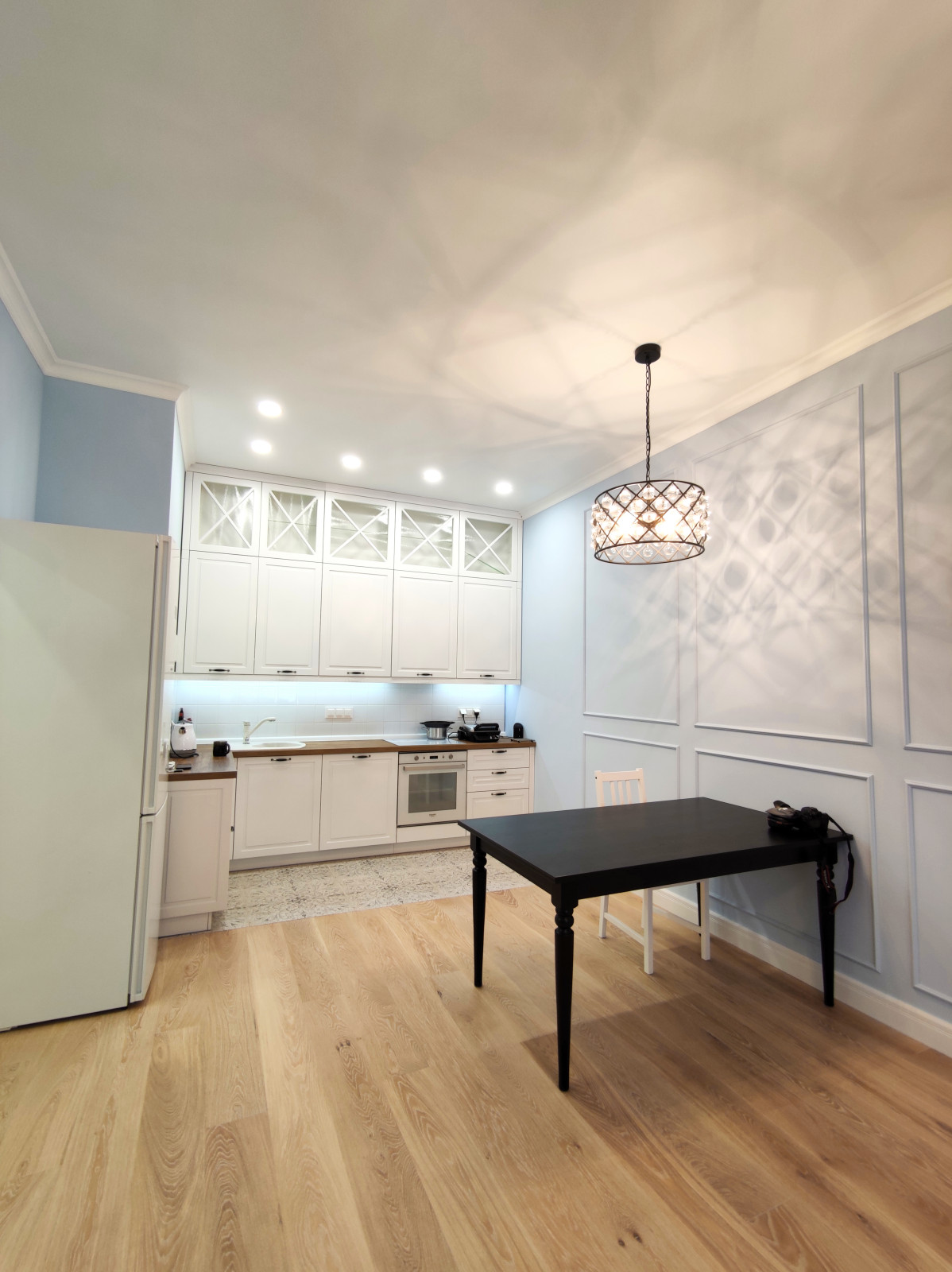 Светлая большая кухня