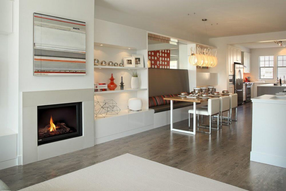 На фото: открытая гостиная комната в стиле модернизм с с книжными шкафами и полками, горизонтальным камином и телевизором на стене с