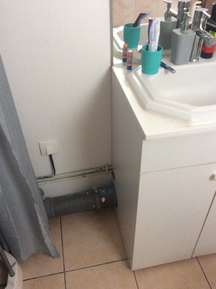 Quel meuble sous vasque pour une salle de bain avec tuyaux apparents ?