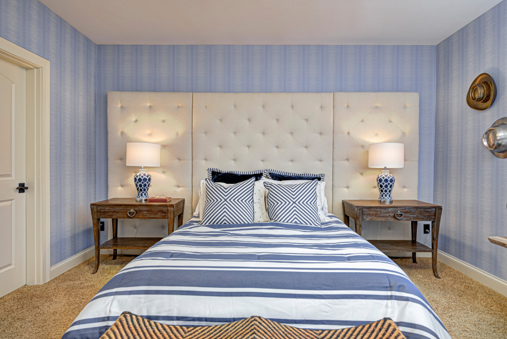 Exemple d'une chambre tendance de taille moyenne avec un mur bleu, un sol beige et du papier peint.