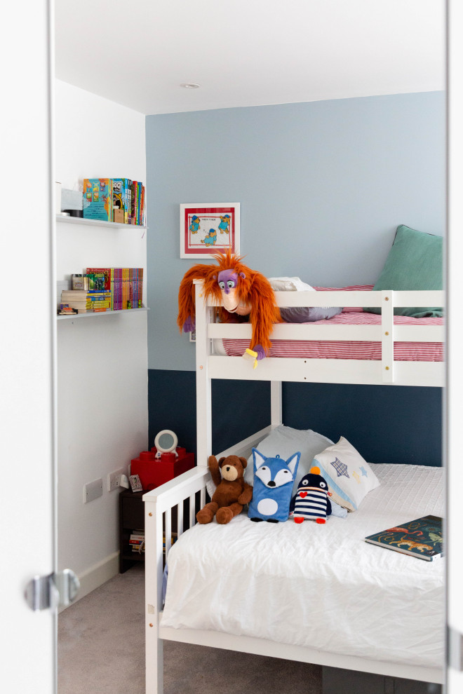 Immagine di una piccola cameretta per bambini minimalista con pareti blu, moquette e pavimento beige