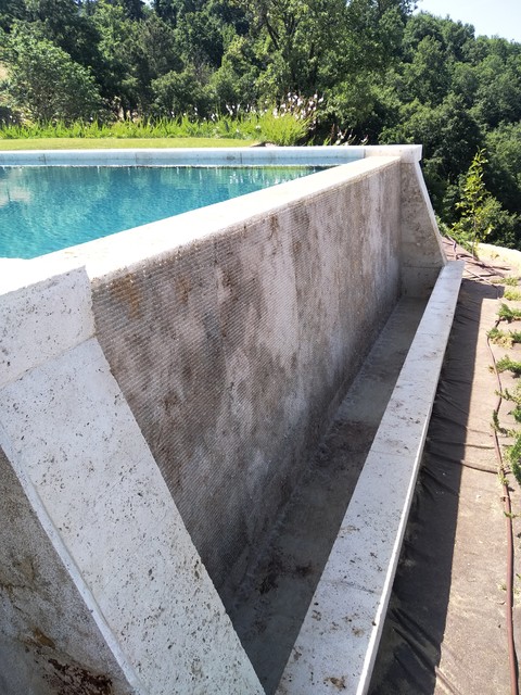 Villa Umbra - Piscina e pavimenti in travertino bocciardato contemporary-pools-and-hot-tubs