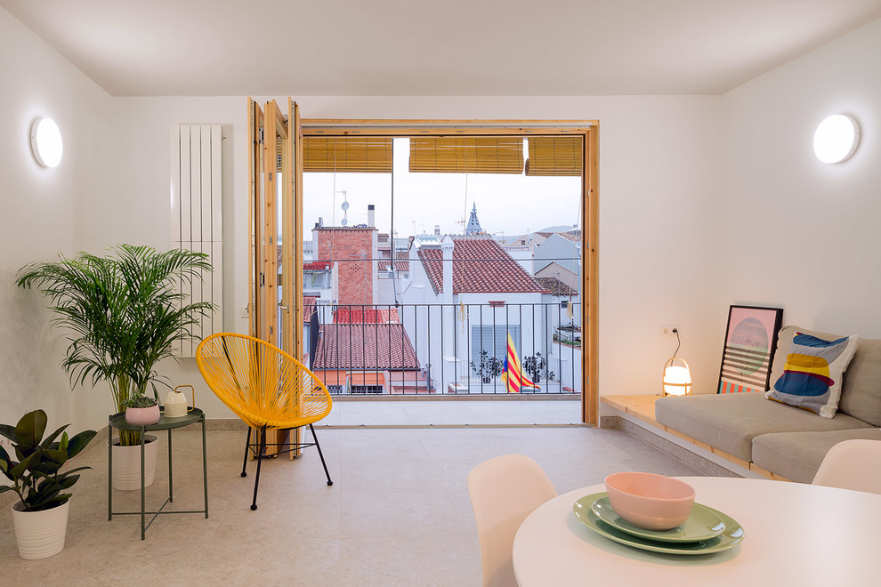 Design ideas for a modern family room in Barcelona.