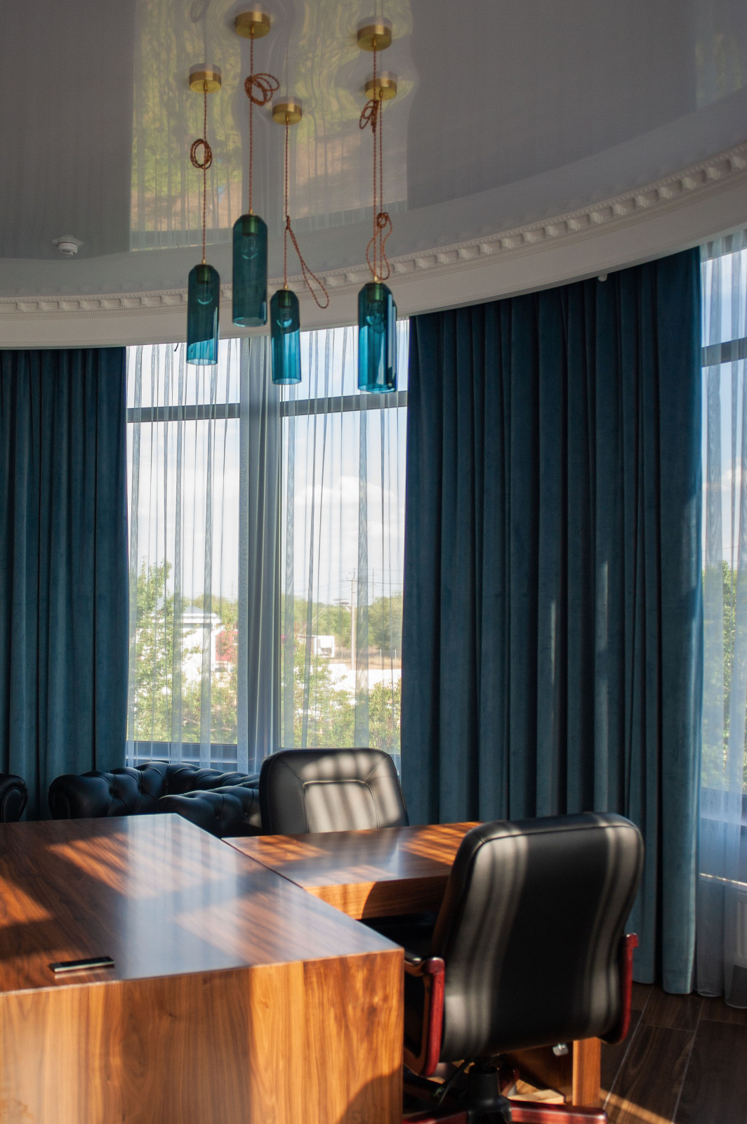 Бархатные шторы на электроуправляемом карнизе