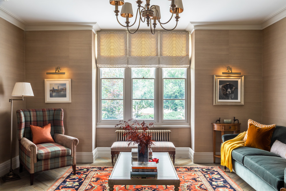 Idee per un soggiorno chic con pareti marroni, parquet chiaro, pavimento beige e carta da parati