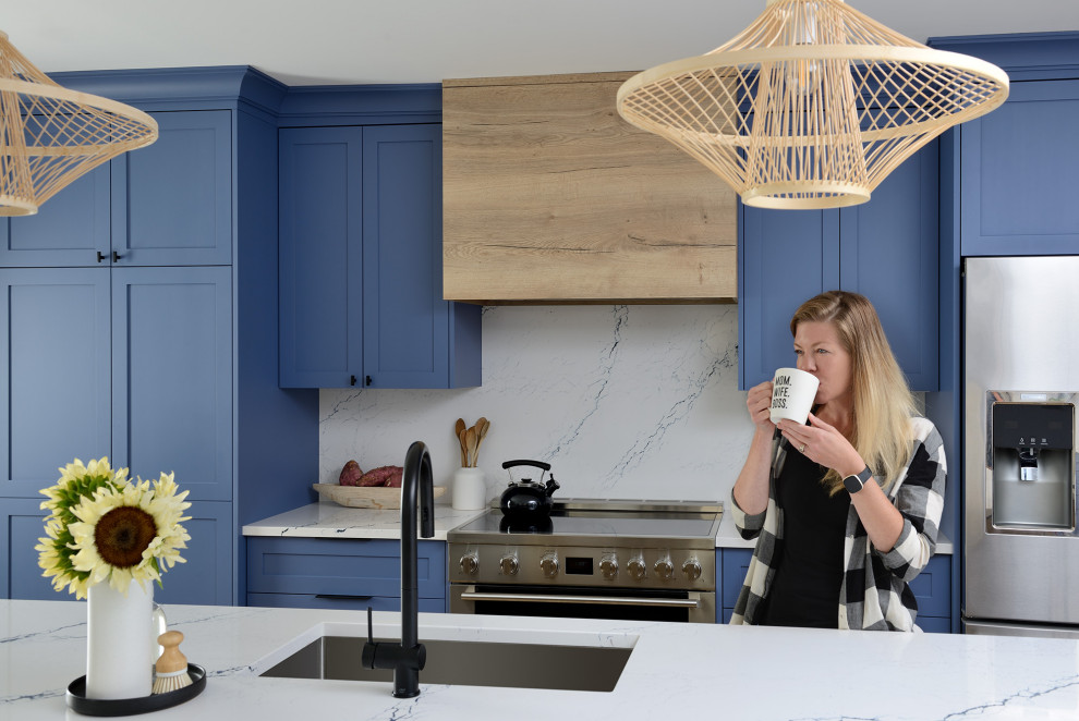 Kitchen - transitional kitchen idea in Toronto