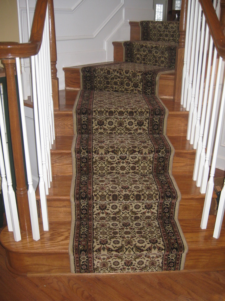 Photo of a mid-sized traditional staircase in Baltimore.