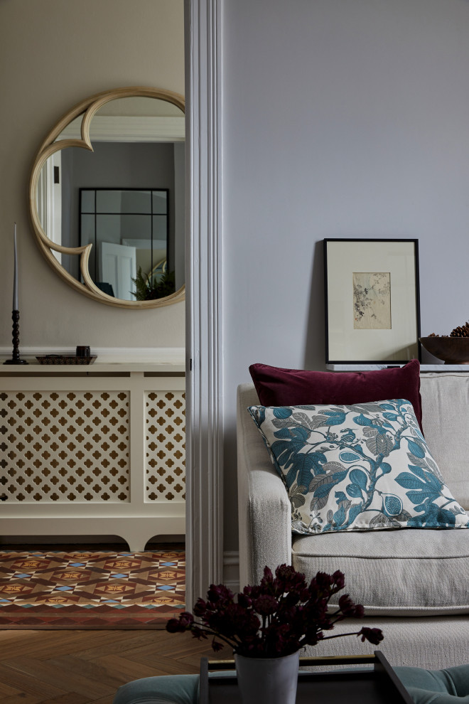 На фото: узкая прихожая в классическом стиле с серыми стенами, одностворчатой входной дверью, синей входной дверью и разноцветным полом