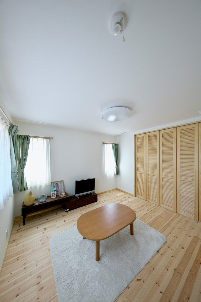 他の地域にあるおしゃれな独立型ファミリールーム (テレビなし) の写真