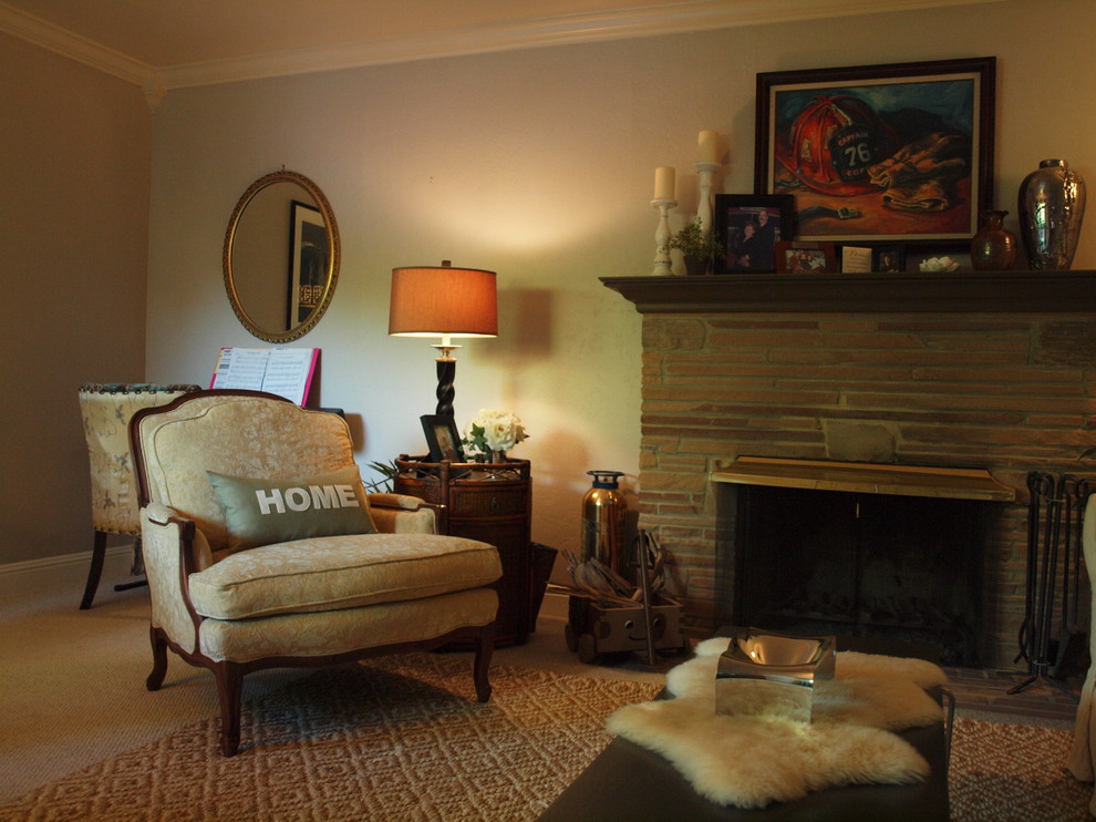 Example of an eclectic living room design in Sacramento