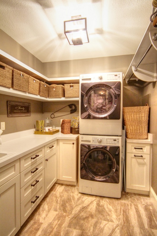 Home design - transitional home design idea in Chicago