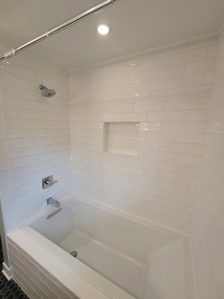 Foto på ett mellanstort lantligt vit en-suite badrum, med skåp i shakerstil, grå skåp, ett platsbyggt badkar, en dusch/badkar-kombination, en toalettstol med separat cisternkåpa, vit kakel, tunnelbanekakel, gröna väggar, travertin golv, ett undermonterad handfat, marmorbänkskiva, svart golv och dusch med duschdraperi
