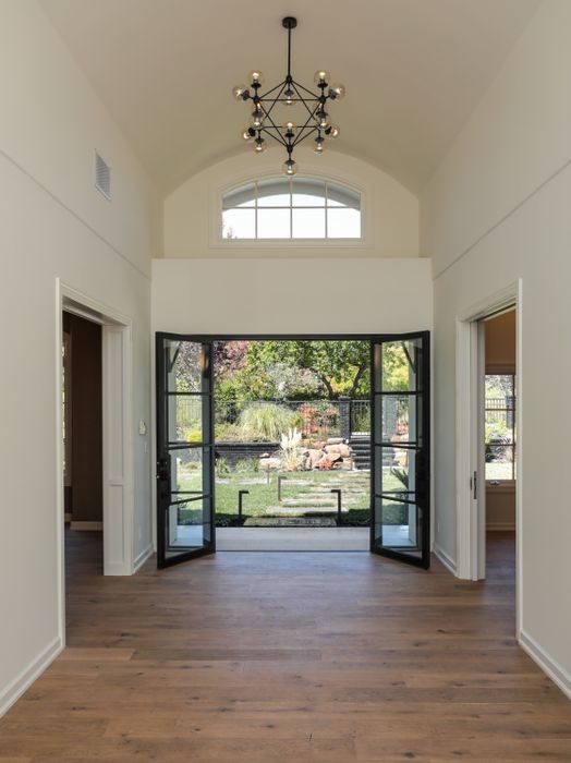 This is an example of a transitional entryway in San Francisco.