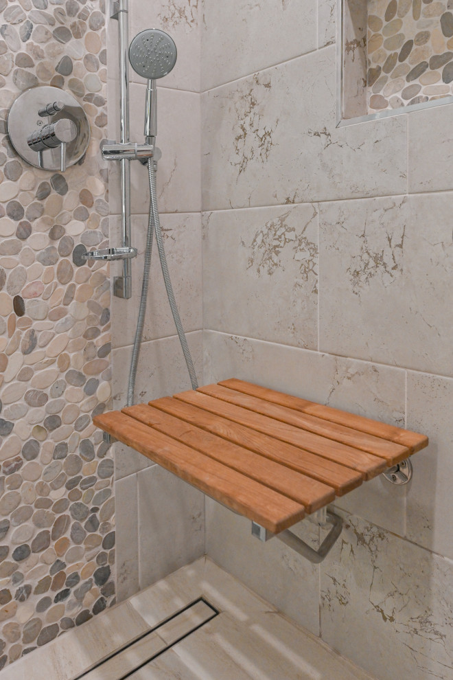 Immagine di una piccola stanza da bagno con doccia minimalista con pavimento marrone, doccia doppia, piastrelle grigie, piastrelle di ciottoli, pavimento con piastrelle in ceramica, porta doccia scorrevole e panca da doccia