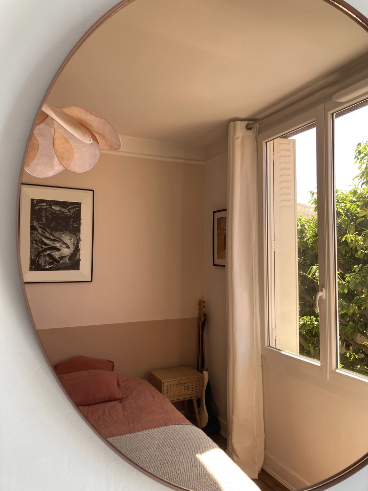 Свежая идея для дизайна: хозяйская спальня среднего размера в современном стиле с розовыми стенами и паркетным полом среднего тона без камина - отличное фото интерьера